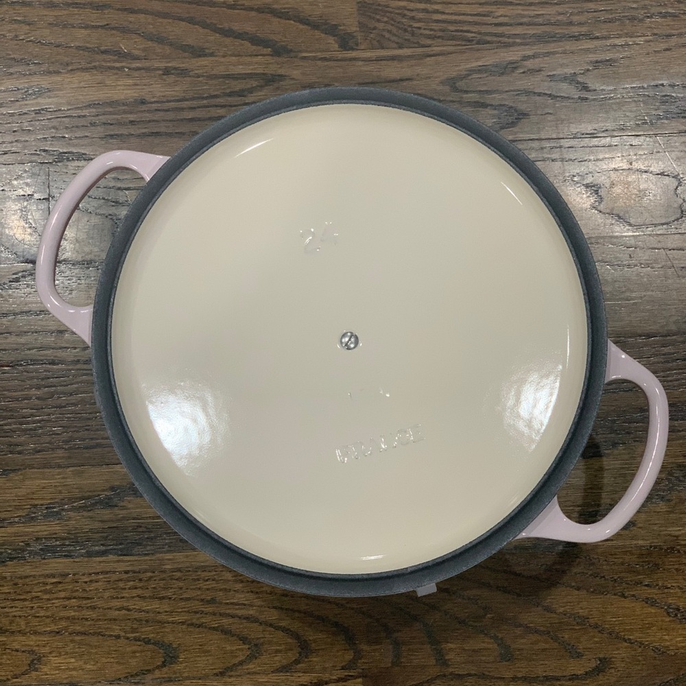 New Le Creuset Shell Pink Wide Round French Oven 24cm - Picture 3 of 7